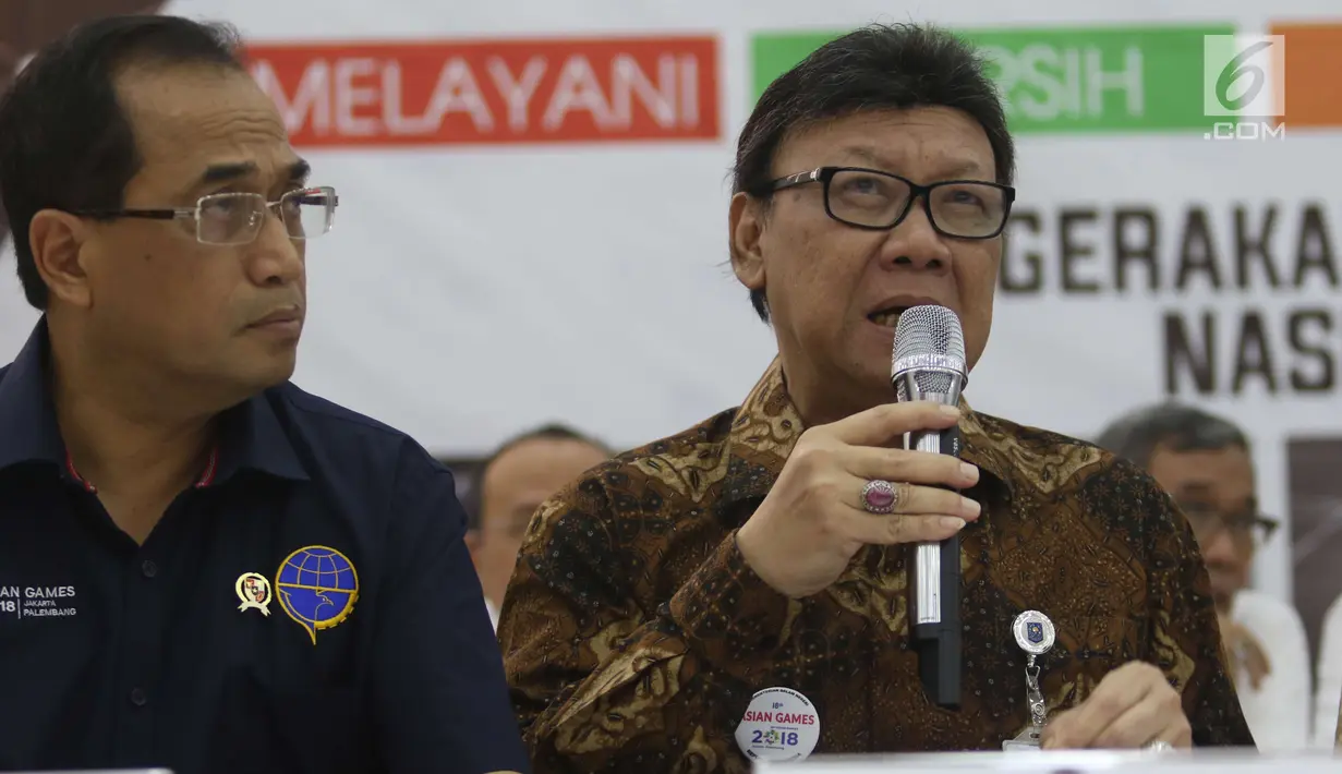 Menteri Dalam Negeri Tjahjo Kumolo menggelar jumpa pers terkait cuti bersama Lebaran 2018 di Kemenko PMK, Jakarta, Senin (7/5). Pemerintah akhirnya memutuskan untuk tak mengubah aturan cuti bersama atau libur Lebaran 2018. (Liputan6.com/Angga Yuniar)