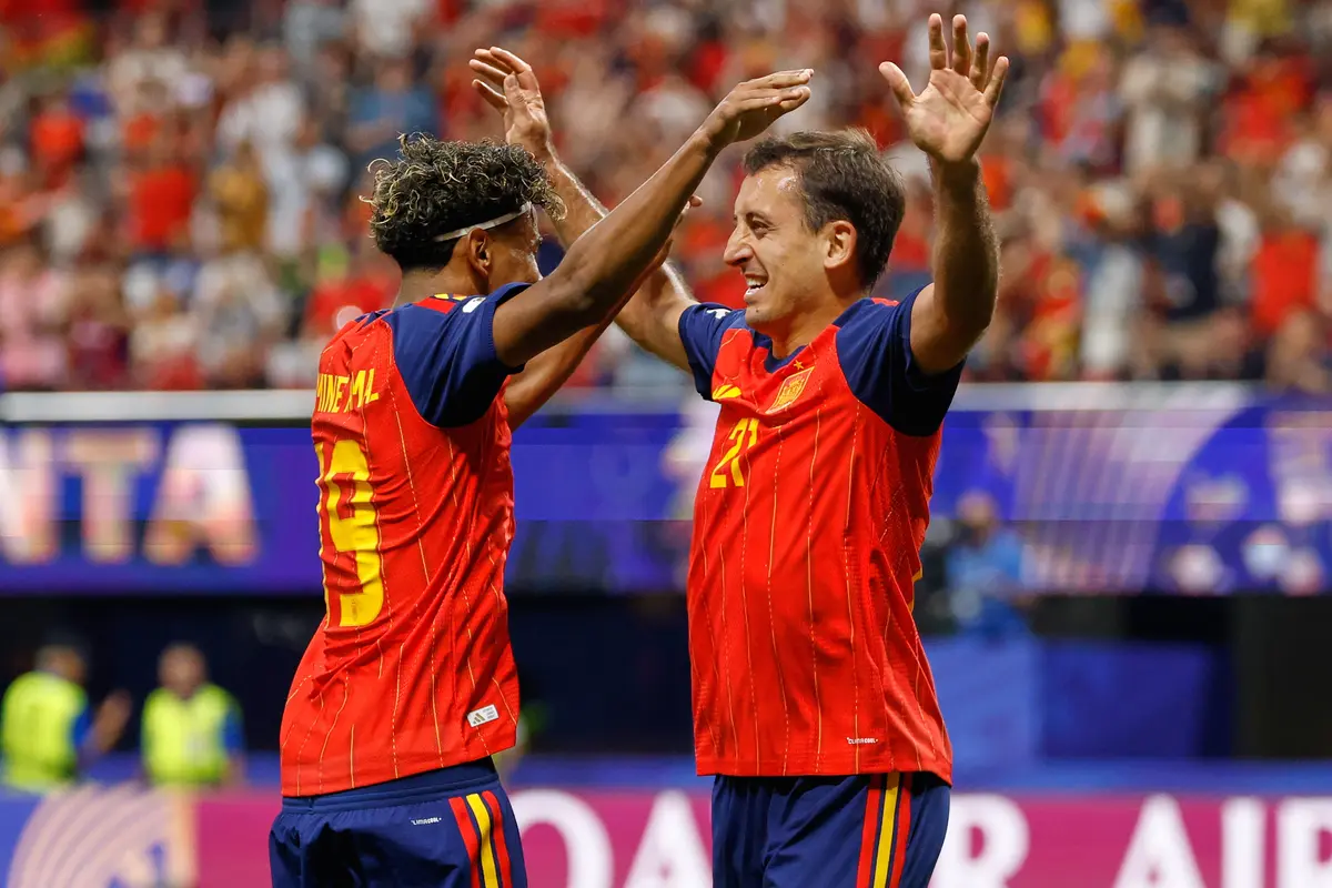 Pemain Spanyol Mikel Oyarzabal merayakan gol bersama rekan setimnya Lamine Yamal