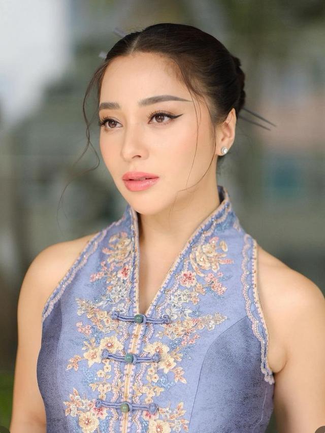Pesona Nikita Willy Dibalut Baju Chinese Qipao. [@melinathemua]