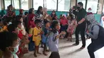 Direktur PAUD Institute Danang Sasongko (kiri) dan karyawan Askrindo menghibur anak-anak korban banjir dengan bermain, bernyanyi dan menari bersama di Kantor Kecamatan Cilamaya Wetan, Cikampek Jumat (12/02/2021). (Liputan6.com/Pool/Askrindo)