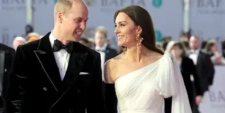 Pangeran William dan Kate Middleton dalam balutan busana rancangan Alexander McQueen. Foto: Glamour.