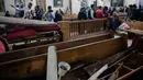 Kondisi bagian dalam Gereja Koptik St. George, Kota Tanta, utara Kairo, setelah ledakan bom, Minggu (9/4). Kristen Koptik merupakan minoritas di Mesir, jumlahnya hanya 10 persen dari populasi warga Mesir. (Stringer / AFP)