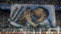 Bener bergambarkan pemain Timnas Argentina, Lionel Messi saat laga uji coba internasional antara Argentina melawan Curacao yang berlangsung di Stadion Unico Madre de Ciudades, Rabu (29/3/2023) pagi WIB. La Pulga berhasil mencetak hattrick dan membawa timnya menang dengan skor 7-0. (AFP/Juan Mabromata)