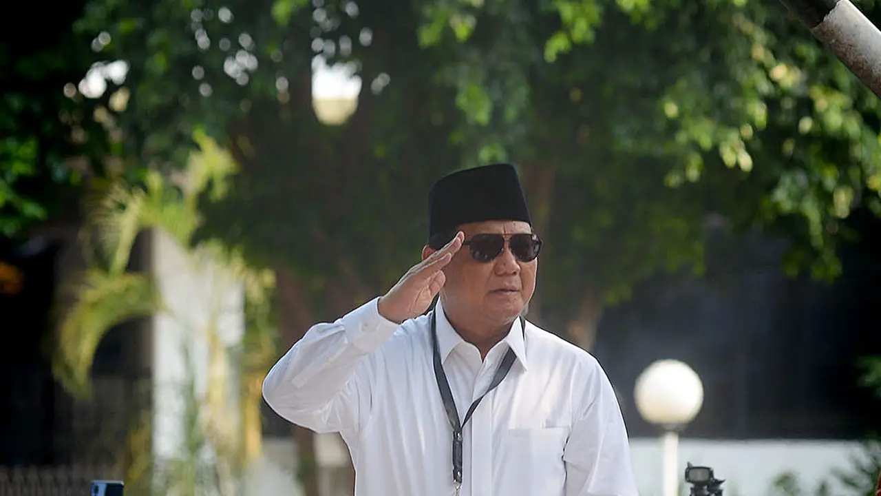 Berbandana Merah Prabowo Beri Hormat Kepada Pendukungya di KPU