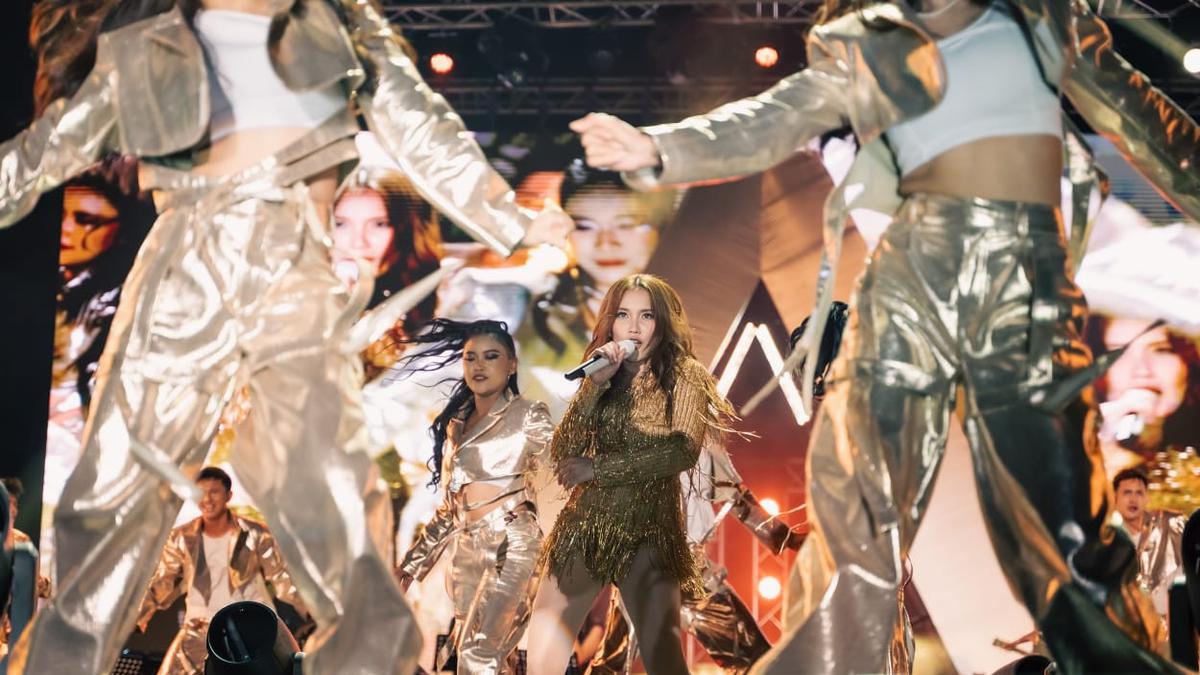 ‘Ratu Depok’ Ayu Ting Ting Guncang Lapangan Kostrad Cilodong pada Konser Tunggalnya