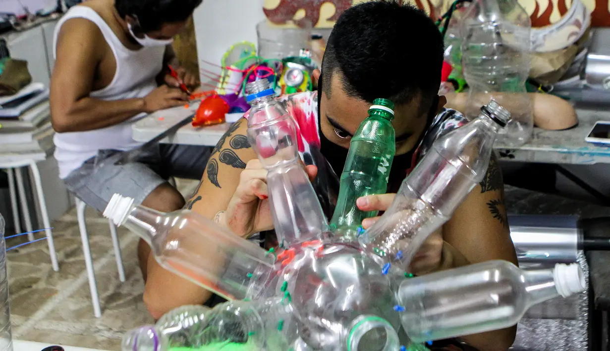 Seniman Filipina Leeroy New mengerjakan masker improvisasi di studionya di Manila, 22 Mei 2020. Leeroy New menggunakan botol plastik daur ulang, gelas dan kok membuat masker artistik COVID-19 guna menyebarluaskan kesadaran dan mengedukasi masyarakat tentang virus tersebut. (Xinhua/Rouelle Umali)