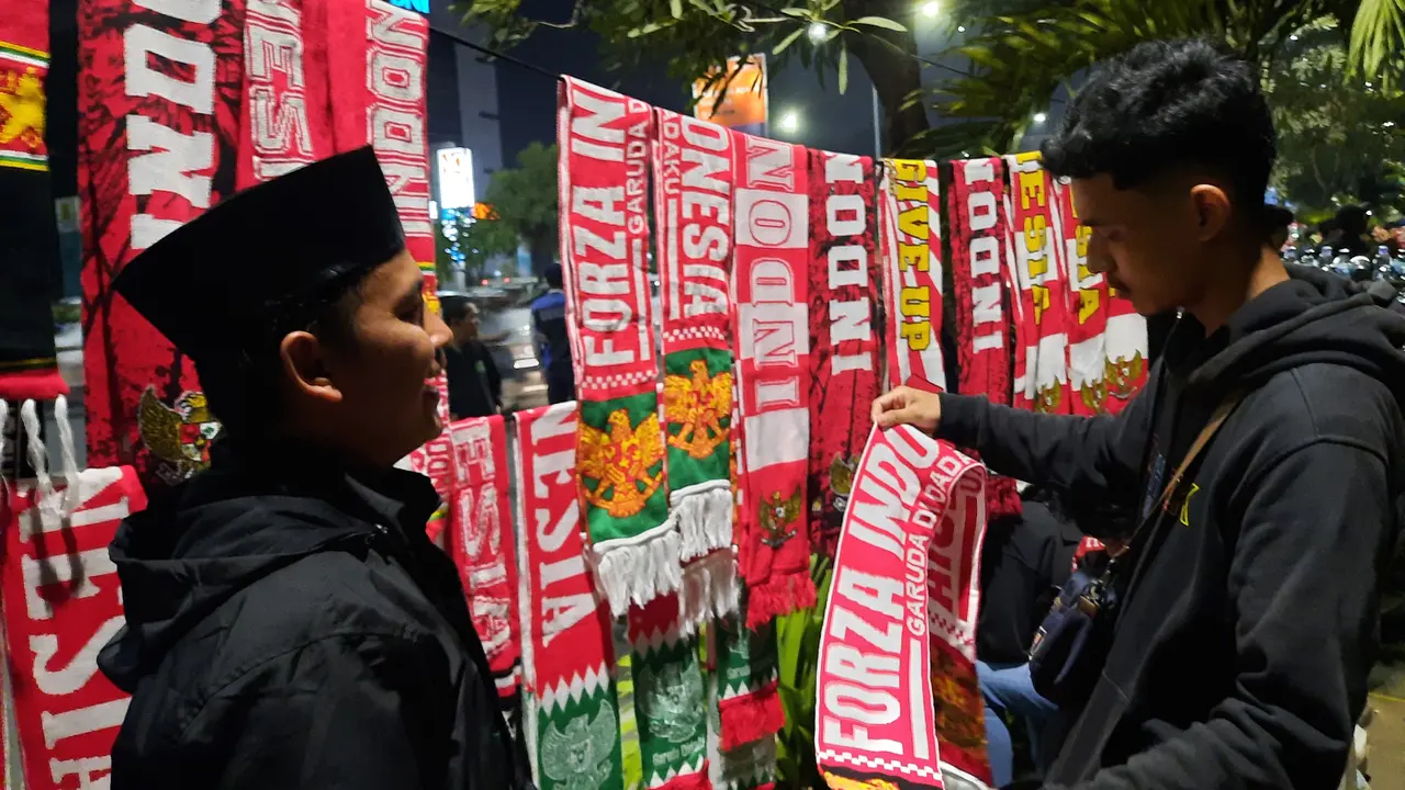 Penjual atribut Timnas Indonesia
