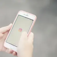 Media sosial hanya menampilkan sebagian kecil kehidupan seseorang. Memahami hal ini menjadi langkah awal untuk berhenti membandingkan diri dengan orang lain. (Foto/Dok: Pexels)