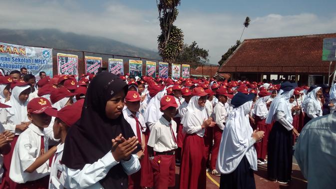 Ilustrasi anak-anak pelajar SD yang tengah masa pengenalan sekolah di Garut (Liputan6.com/Jayadi Supriadin)