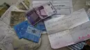Sejumlah pecahan uang rupiah bersama mata uang yang berbeda ditemukan di apartemen pelaku serangan teror bernama Abdulgadir Masharipov (34 tahun) di klub malam mewah Reina pada malam Tahun Baru, Istanbul, Turki, 17 Januari 2017. (AP/Lefteris Pitarakis)