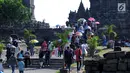 Wisatawan berjalan menuju kawasan Candi Prambanan, Sleman, Yogyakarta, Jumat (30/6). Mengisi libu panjang lebaran 2017, ribuan wisatawan dari berbagai daerah memadati kawasan Candi Prambanan. (Liputan6.com/Helmi Fithriansyah)