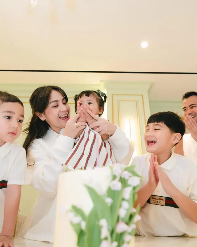6 Potret bahagia Raffi Ahmad dan Nagita Slavina rayakan ulang tahun pertama Lily