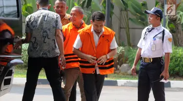 Dua tersangka Bupati Bener Meriah nonaktif Ahmadi (kiri) dan Kadis PUPR Lampung Selatan Anjas Asmara (kanan) turun dari mobil tahanan akan menjalani pemeriksaan di gedung KPK, Jakarta, Jumat (10/8).(merdeka.com/dwi narwoko)