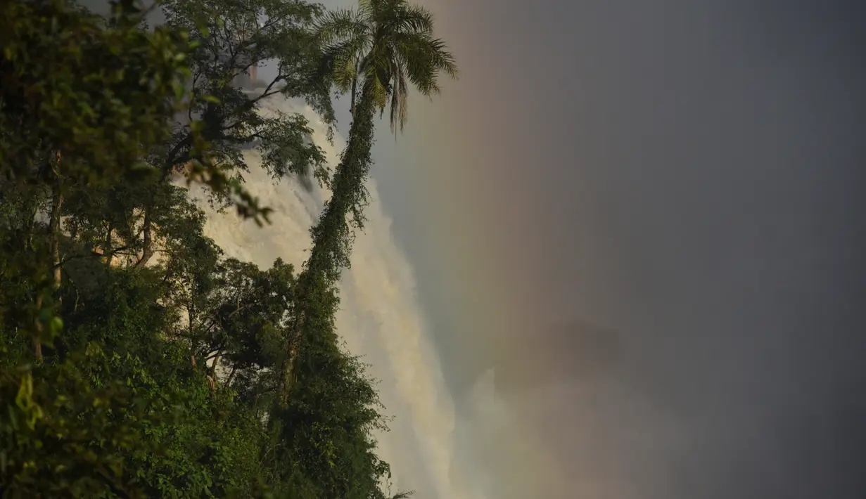 <p>Air terjun ini terletak di perbatasan Negara Brazil dan Argentina. (Mariana SUAREZ / AFP)</p>