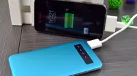 Power bank adalah perangkat keras atau hardware yang bisa digunakan untuk mengisi daya ponsel kamu.