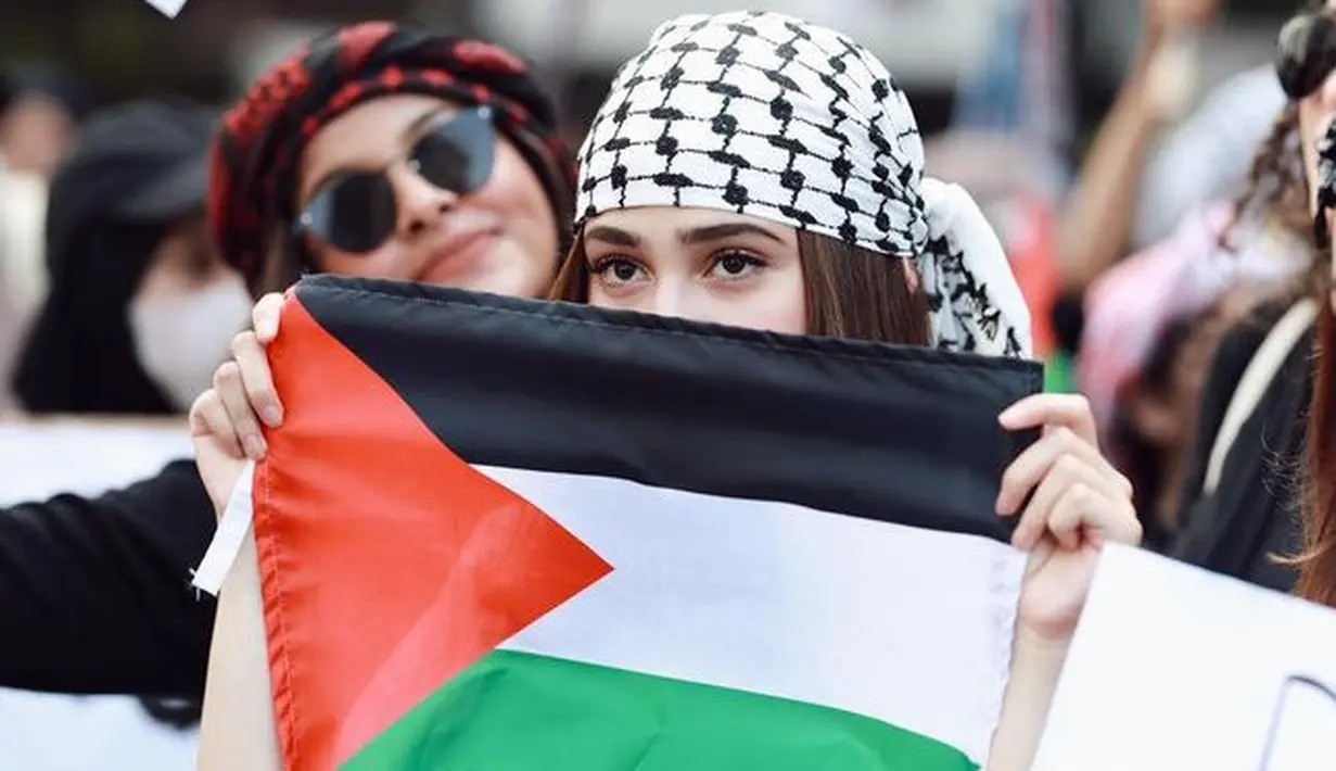 <p>Terlihat, Syifa mengenakan sorban putih di atas rambut kecoklatannya. Sorban putih yang menjadi simbol negara yang sedang ia bela. [@syifahadju]</p>