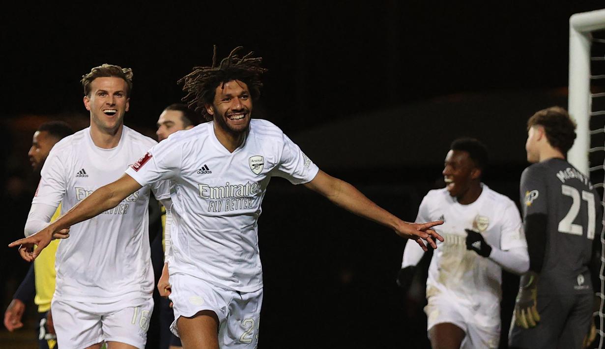 Selebrasi gelandang Arsenal, Mohamed Elneny setelah mencetak gol ke gawang Oxford United dalam laga putaran ketiga Piala FA 2022/2023 di Kassam Stadium, Oxford (9/1/2023). Telah menghuni skuad Arsenal sejak awal musim 2015/2016 saat didatangkan dari FC Basel, Mohamed Elneny yang saat ini hanya menjadi pemain pelapis, tercatat sebagai pemain tertua kedua The Gunners musim 2022/2023 dengan usia 30 tahun. (AFP/Adrian Dennis)