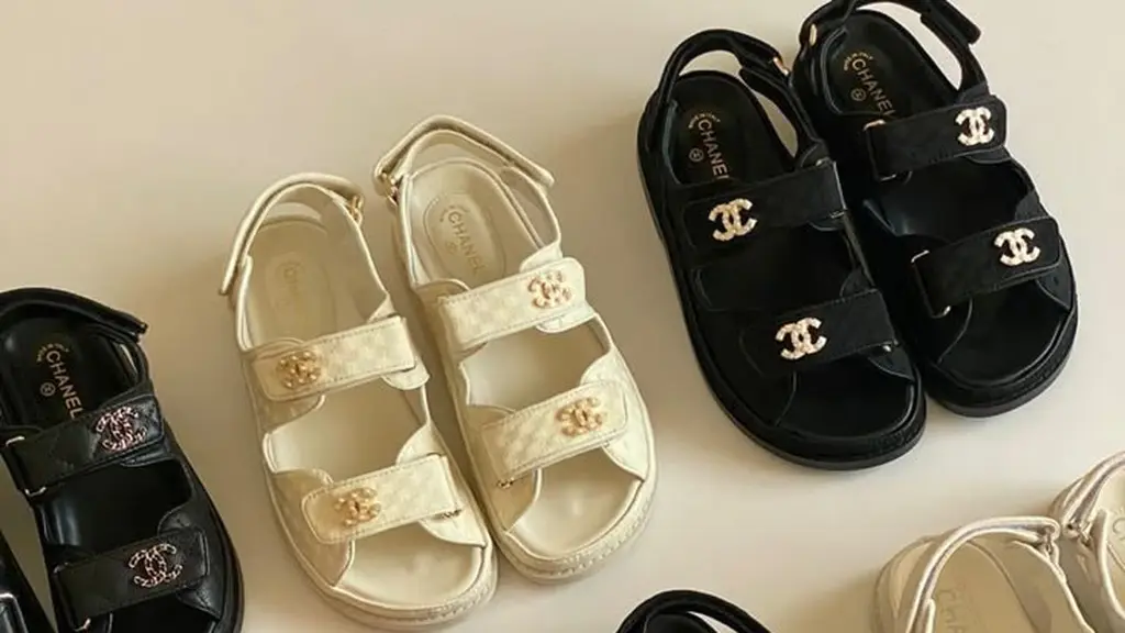 Deretan merek fashion ternama meluncurkan dad sandals, saat kenyamanan melebihi estetika.