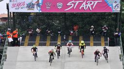 Pembalap bersaing dalam kejuaraan sepeda BMX Bearco Fest 2019 di Jakarta International BMX Track, Pulomas, Jakarta, Minggu (25/8/2019). Bearco Fest 2019 diikuti oleh pembalap sepeda profesional nasional yang terbagi dalam beberapa kategori. (merdeka.com/Iqbal Nugroho)