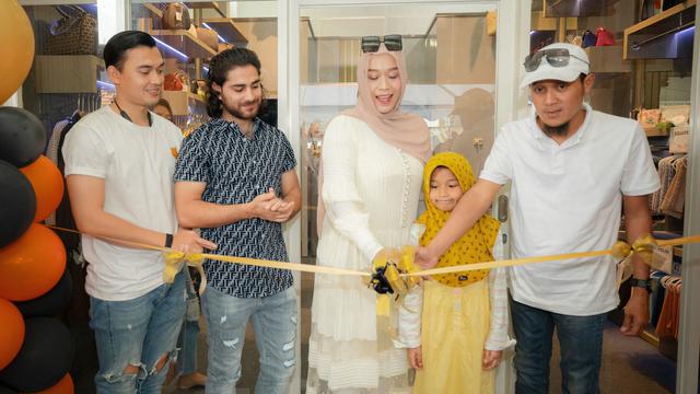 Suasana grand opening gerai Ladies Modest Style di Kudus, Jawa Tengah.