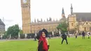 Shireen Sungkar berpose cantik di depan bangunan bersejarah Big Ben, London, Inggris. Dalam kunjungan Shireen ke London tidak hanya liburan namun juga untuk mendukung sang kakak, Zaskia Sungkar di ajang Oxford Fashion Week. (via instagram/@shireensungkar)