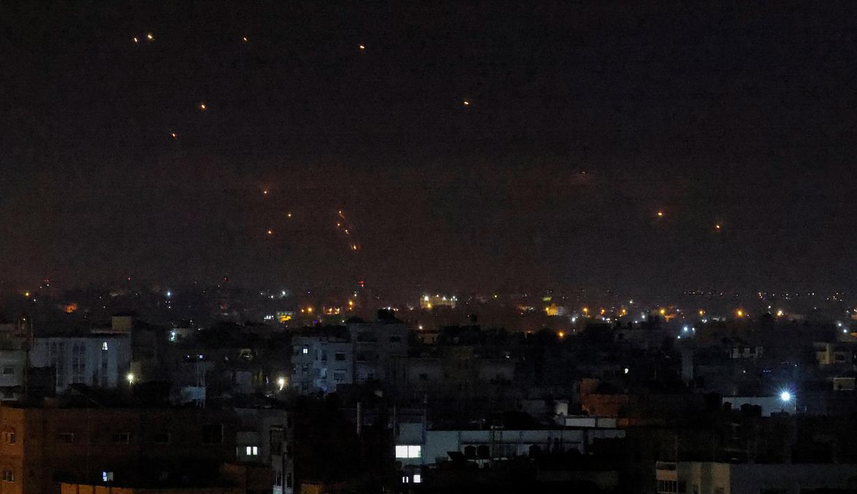 <p>Rudal Iron Dome Israel mencegat rudal masuk dari Jalur Gaza di Palestina (21/4/2022). Militan Palestina menembakkan roket dari Gaza ke Israel, yang ditanggapi dengan serangan udara dalam eskalasi terbesar sejak Perang 11 hari tahun lalu. (AFP/SAID KHATIB)</p>