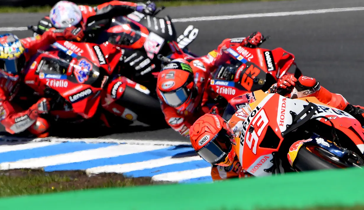 Pembalap Spanyol dari tim Repsol Honda, Marc Marquez merayakan kemenangan di podium usai Grand Prix MotoGP Australia di Sirkuit Phillip Island, Minggu (16/10/2022). Pertarungan ketat terjadi sepanjang balapan, Marc Marquez tak menyangka bisa melesat hingga akhir balapan. (Paul CROCK/AFP)