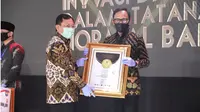 Menkes Terawan menyerahkan penghargaan inovasi pada era new normal kepada Wali Kota Bogor Bima Arya.