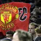 Fans Manchester United membentangkan banner saat timnya melawan Manchester City pada laga International Champions Club di NRG Stadium, Houston, (20/7/2017).MU menang 2-0. (AP/David J. Phillip)