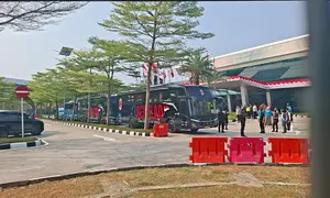 Pemain AC Milan Tiba di Bandara Soetta, Disambut Milanisti Indonesia