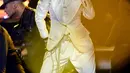 Penyanyi Jennifer Lopez (JLo) saat tampil di atas panggung Billboard Music Awards 2018 di MGM Grand Garden Arena, Las Vegas, AS (20/5). Jennifer Lopez tampil memukau dengan membawakan lagu terbarunya bertajuk Dinero. (AFP Photo/Kevin Winter)