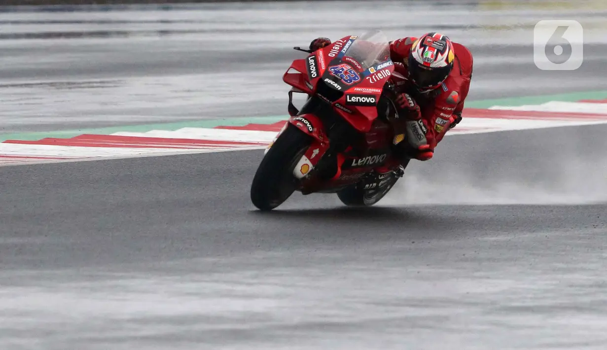 Pembalap Ducati Lenovo Team, Jack Miller memacu motornya di lintasan Pertamina Mandalika International Street Sirkuit, Nusa Tenggara Barat, Minggu (20/3/2022). Pembalap Red Bull KTM Factory Racing, Miguel Oliveira menempati posisi pertama MotoGP Mandalika 2022. (Liputan6.com/Helmi Fithriansyah)