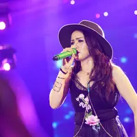 Momo tampil begitu atraktif mulai pukul 21.00 WIB. Momo sang vokalis melantunkan 10 lagu hitsnya. Antara lain, Lumpuhkanlah Ingatanku, Tak Seimbang dan lainnya. (Adrian Putra/Bintang.com)