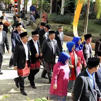 Kali ini, Bobby dan Kahiyang menggelar kembali pesta pernikahannya di Medan, Sumatera Utara. Serangkaian pesta adat pun juga digelar di kediaman Bobby yang dimulai hari ini, Jumat (24/11/2017). (Deki Prayoga/Bintang.com)