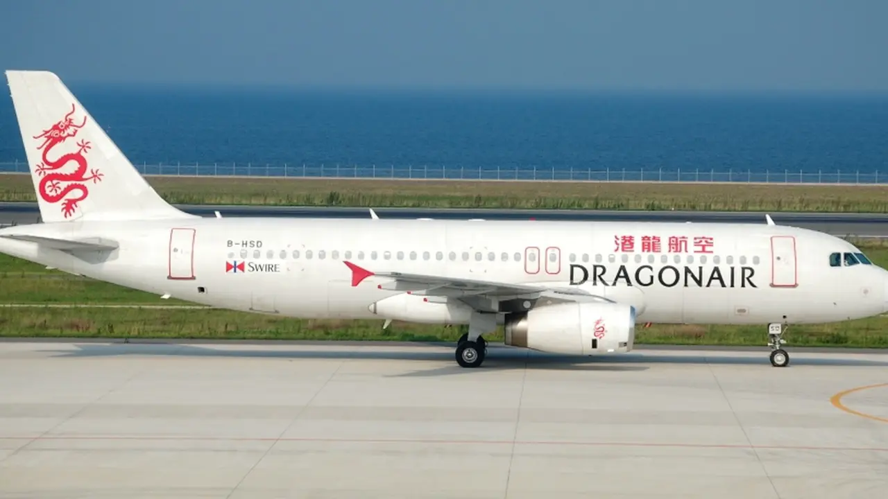 Cuaca Buruk, Penumpang DragonAir Terjebak di Pesawat 7 Jam