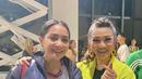Nagita Slavina nampak hadir untuk medukung sang suami yang berjalan di cat walk Erigo. Ibu dua anak tampil dengan coat biru bermotif, dipadukan inner dan short pants putihnya. Kalung model rantai colorfull seharga Rp1,8 jutaan pun menambah stunning penampilannya. @fitricarlina