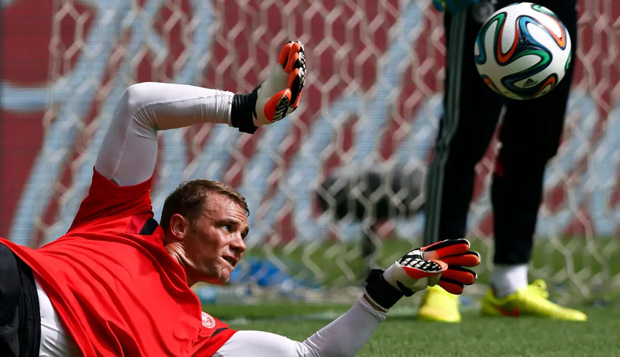 Penjaga gawang Timnas Jerman, Manuel Neuer, berlatih reflek menangkap bola saat sesi latihan di Fonte Nova Arena, Salvador, Brasil, (15/6/2014). (REUTERS/Marcos Brindicci)