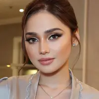 Syifa Hadju mempercayakan Makeup Artist dari Malaysia untuk tampilan wajahnya. [Foto: IG/syifahadju].