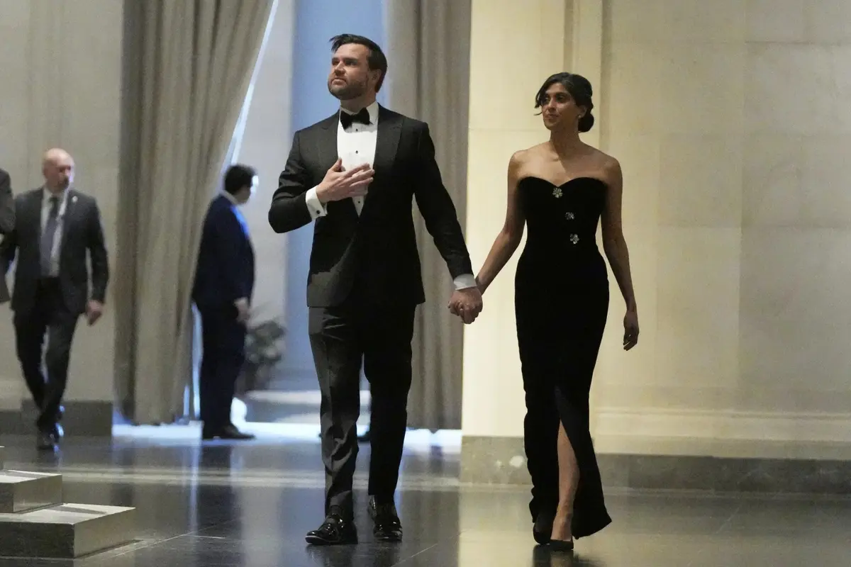 Usha Vance (kanan) dan JD Vance (kiri) dalam acara makan malam di National Gallery of Art di Washington pada 18 Januari 2025/ (AP/Mark Schiefelbein)