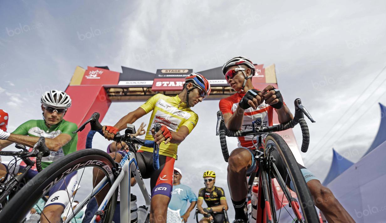Amir Kohladouz dan Dady Suryadi (kanan) saling melempar senyum sebelum start pada etape 7 Tour de Singkarak 2016 di Kabupaten Sijunjung, Jumat (12/8/2016). (Bola.com/Nicklas Hanoatubun)