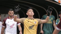 Kiper PSM Makassar, Muhammad Reza Arya Pratama, memasuki lapangan jelang menghadapi Persikabo 1973 pada laga pekan ke-3 BRI Liga 1 2023/2024 di Stadion Pakansari, Cibinong, Bogor, Jumat (14/7/2023). (Bola.com/Abdul Aziz)