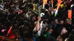 Diketahui, penampilan pertama Timnas Haiti terjadi pada Piala Dunia FIFA 1974 di Jerman Barat. Tampak dalam foto, warga Haiti turun ke jalan-jalan di Port-au-Prince saat merayakan lolosnya tim nasional mereka di putaran final Piala Dunia 2026, pada Selasa 18 November 2025 waktu setempat. (Clarens SIFFROY/AFP)