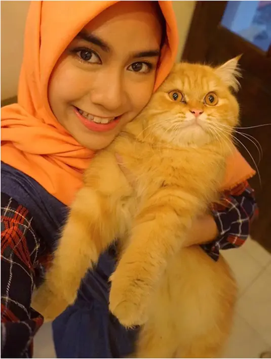 "Cuman kendalanya itu gimana nanti karier, takutnya pekerjaan atau pokoknya niatnya masih setengah-setengah. Tetapi kemarin ini waktu sebelum bulan Ramadan aku bilang ini kayak dapat hidayah, dapat panggilan," tambahnya. (via Instagram @anisarahma_12)