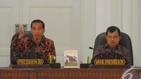 Presiden Jokowi memberikan arahan kepada para Menteri Kabinet Kerja saat sidang perdana di Kantor Presiden, Jakarta, Senin (27/10/2014). (Liputan6.com/Herman Zakharia)