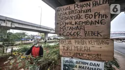 Budi (63) melakukan perawatan kebun bunga matahari di kawasan Kalimalang, Jakarta, Rabu (14/7/2021). Pandemi Covid-19 menyebabkan Budi kehilangan mata pencaharian sebagai penjual tiket pertandingan olahraga dan beralih profesi menjadi petani benih bunga matahari. (merdeka.com/Iqbal S Nugroho)