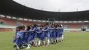 Sejumlah anak-anak dari suporter PSM Makassar bersiap menjadi pendamping saat laga Piala AFC melawan Home United di Stadion Pakansari, Bogor, Selasa (30/4). Kesempatan ini diberikan oleh Allianz sebagai salah satu sponsor. (Bola.com/Yoppy Renato)