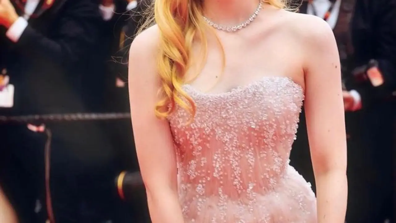 Elle Fanning Tampil Elegan bak Putri Disney dalam Balutan Gaun Pink di Festival Film Cannes