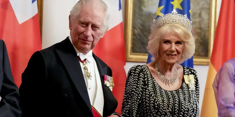 Ratu Camilla Berkilau dalam Balutan Tiara Greville dan Kalung Berlian Ratu Elizabeth di Pesta Kenegaraan
