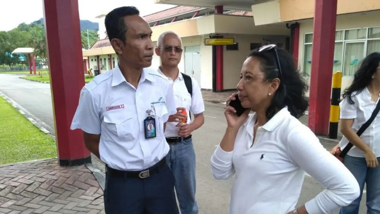Menteri BUMN Rini Soemarno menelepon Direktur Utama PT Angkasa Pura I Danang S Baskoro. (Istimewa)