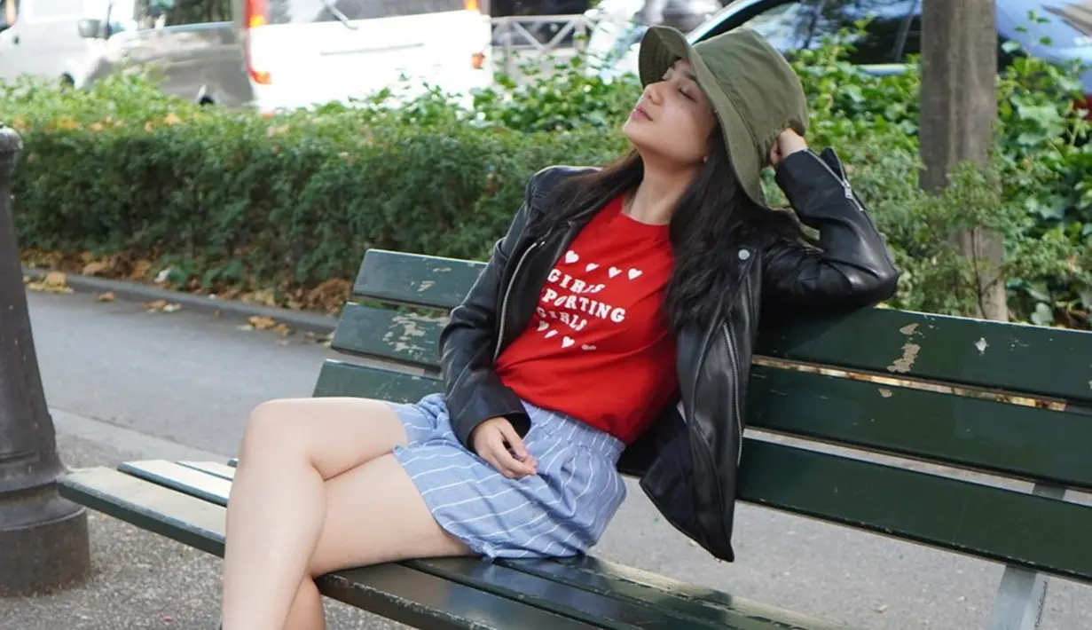 Meski sering menggunakan kaus, akan tetapi saat tengah berlibur Tissa Biani juga menambahkan jaket kulit sebagai pelengkap. Gaya penampilan Tissa satu ini pun terlihat santai sekaligus boyish. (Liputan6.com/IG/tissabiani)